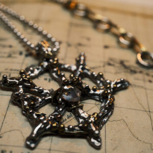 Pendentif gouvernail artefact n°9 en argent 925 et laiton avec pierre centrale
