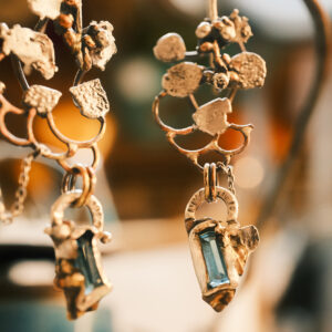 boucles d’oreilles artisanales en argent et laiton avec tourmalines bleues inspirées d’un filet de pêche nuit abyssale