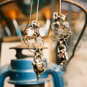 boucles d’oreilles artisanales suspendues argent laiton avec tourmalines roses et noires vue globale