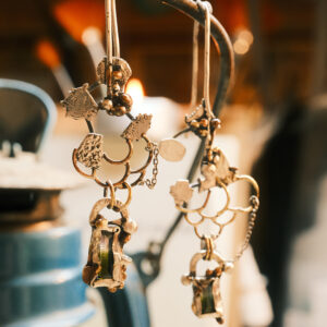 boucles d’oreilles artisanales en argent et laiton avec tourmalines vertes et détails organiques inspirés du monde marin