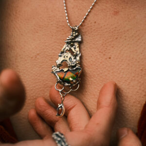 collier artisanal argent laiton avec ammolite porté sur peau vue naturelle