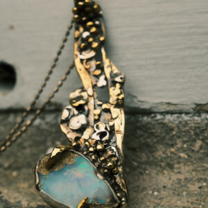 pendentif artisanal en argent et laiton avec opale mexicaine aux reflets bleus, bijou inspiré des abysses