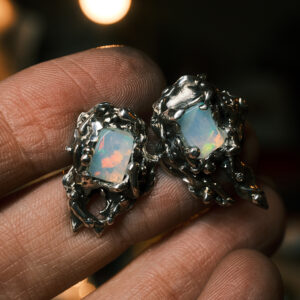Boucles d’oreilles en argent 925 et opales photographiées à l’atelier lumière chaude