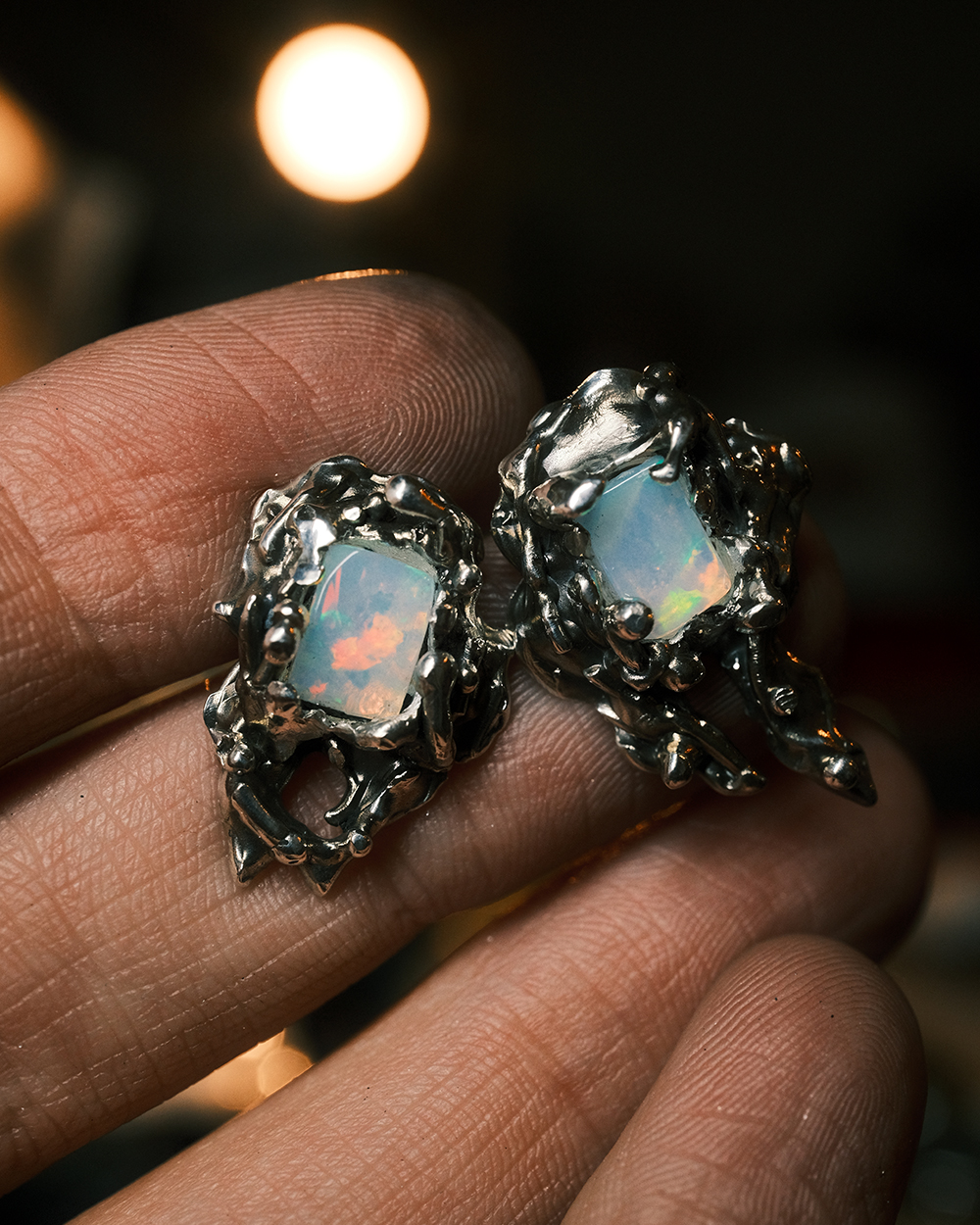 Boucles d’oreilles en argent 925 et opales photographiées à l’atelier lumière chaude
