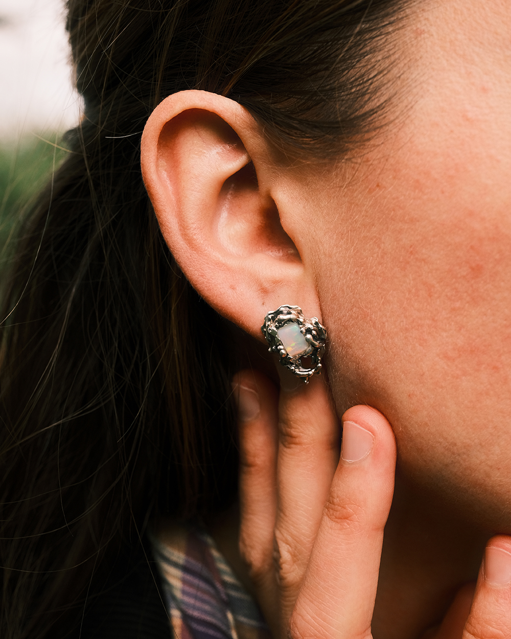 Détail boucle d’oreille argent 925 avec opale éthiopienne portée sur oreille gauche