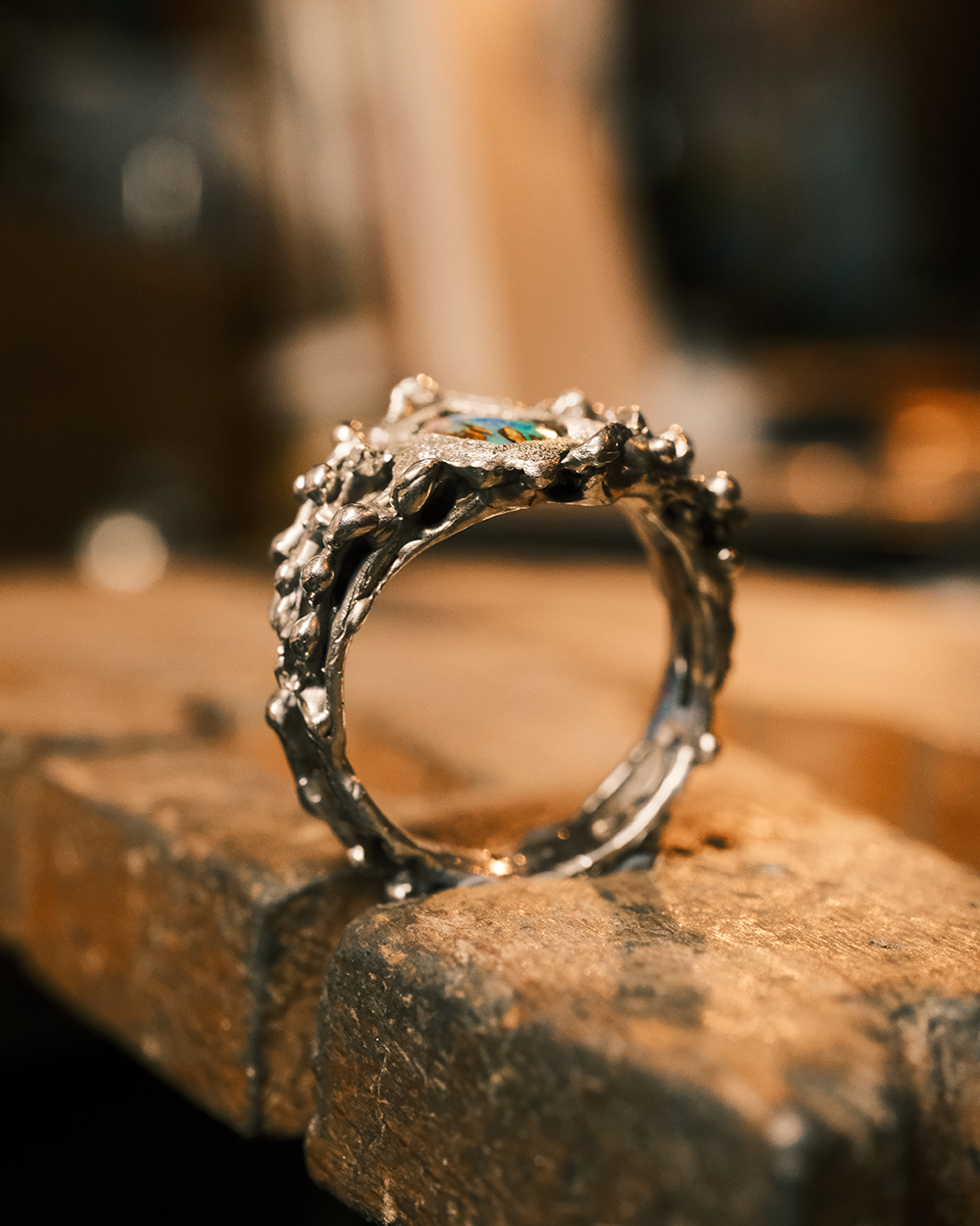 Profil sculptural - bague Jungle Aquatique en argent et opale Vue de profil d’une bague organique en argent 925 avec structure sculptée à la main et opale boulder naturelle