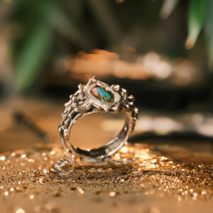 Bague artisanale en argent 925 et opale boulder posée dans un décor inspiré des profondeurs marines