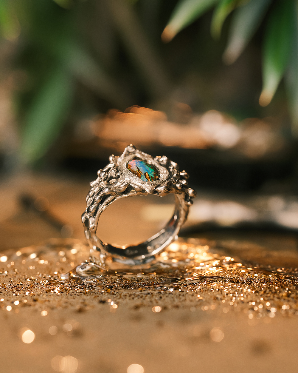 Jungle Aquatique - bague opale boulder inspiration marine Bague artisanale en argent 925 et opale boulder posée dans un décor inspiré des profondeurs marines