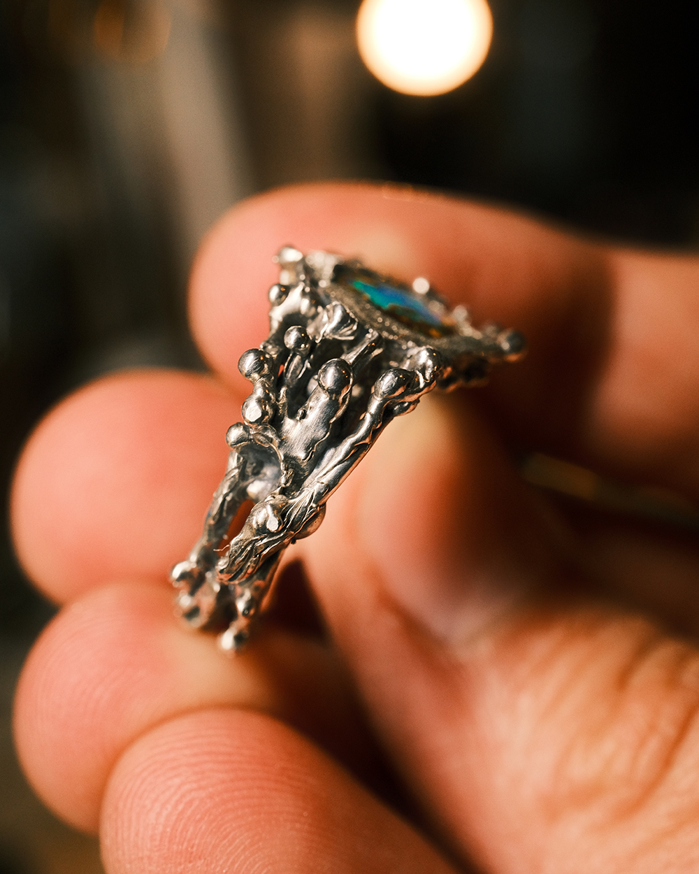 Détail sculpté - bague organique en argent 925 Détail du corps de bague organique en argent massif avec textures sculptées à la main