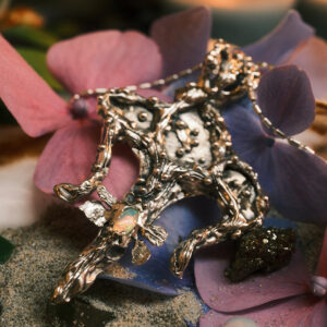 Pendentif argent 925 inspiré des abysses avec opale éthiopienne et textures organiques.
