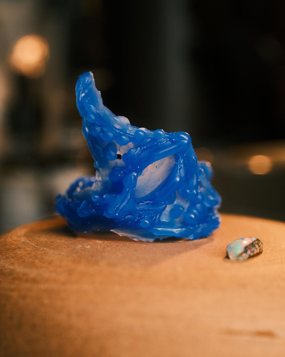 Bague organique Trésor des courants en cire, détail de face