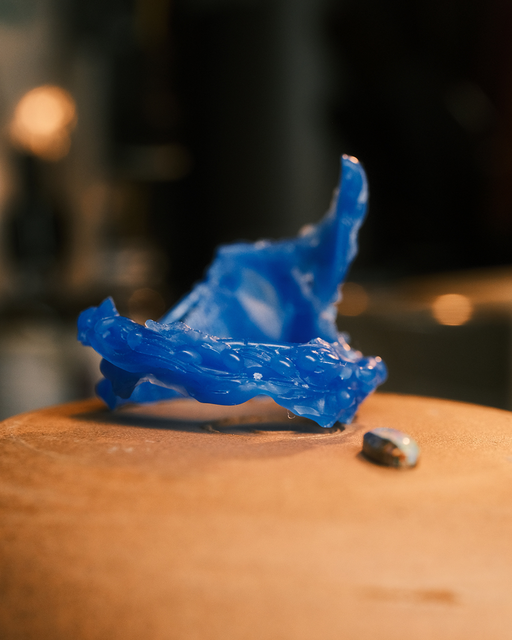 Bague Trésor des courants en cire, détail du dos sculpté