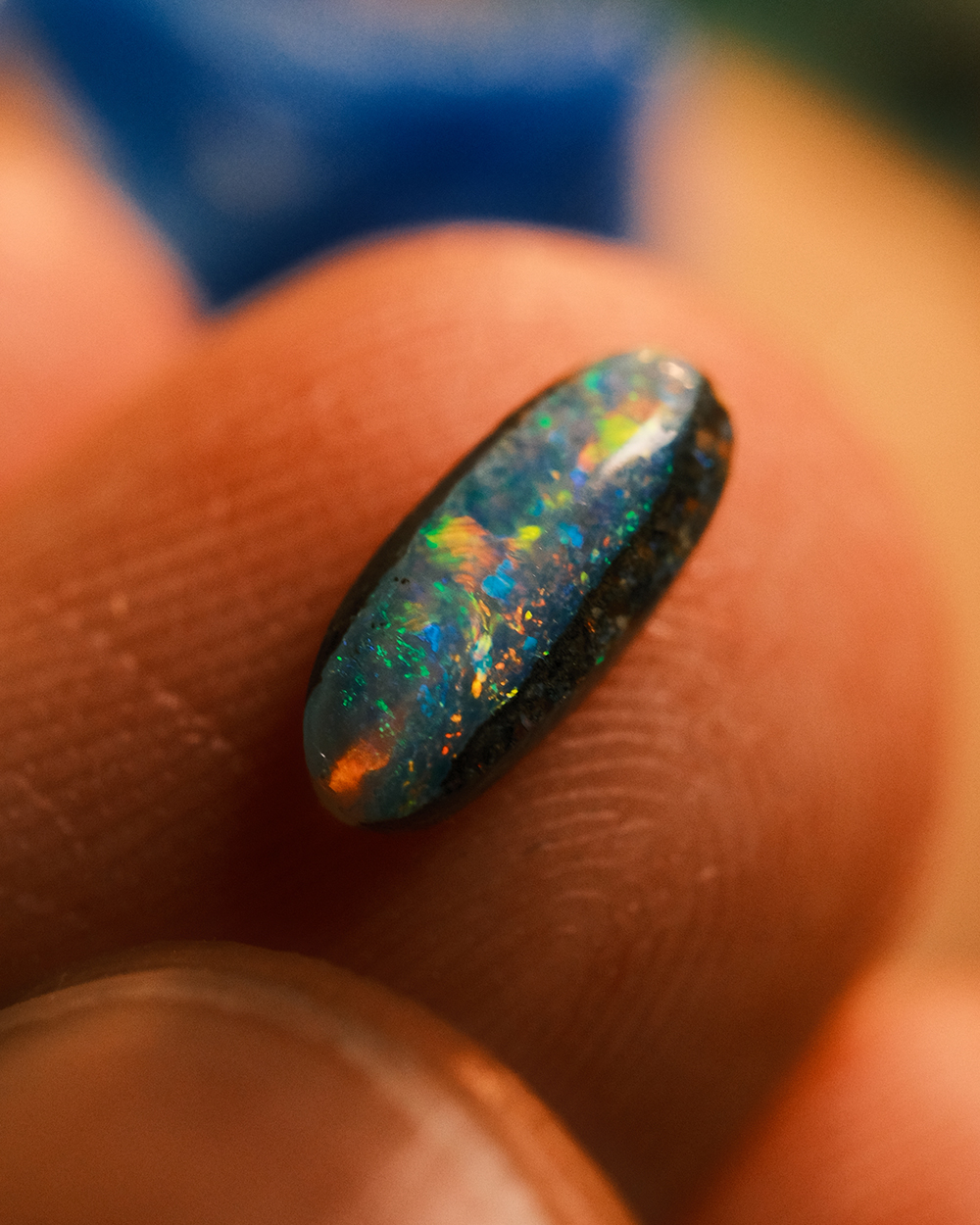 Opale Boulder aux reflets multicolores de la bague Trésor des courants