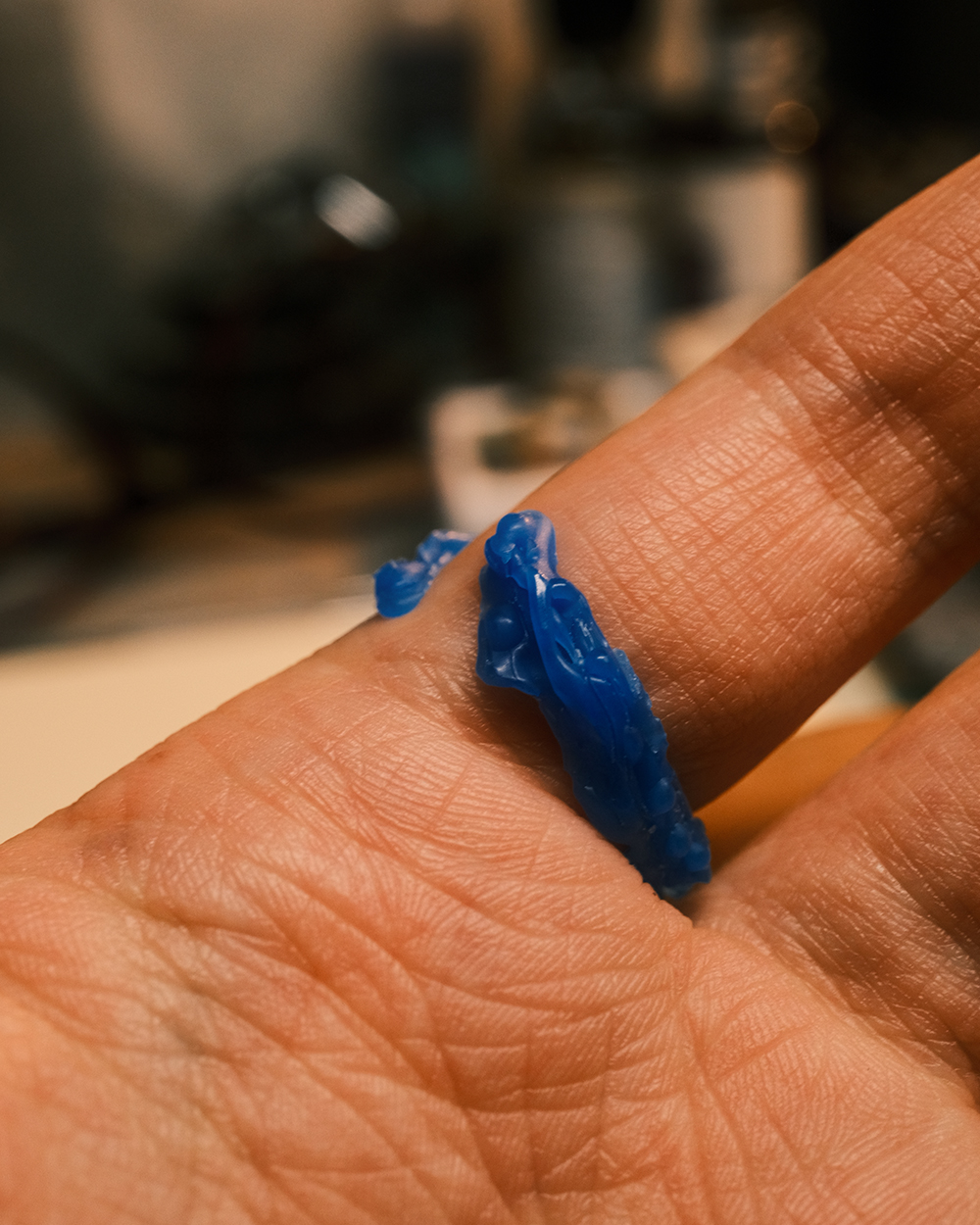 Bague ouverte Trésor des courants en cire portée au doigt