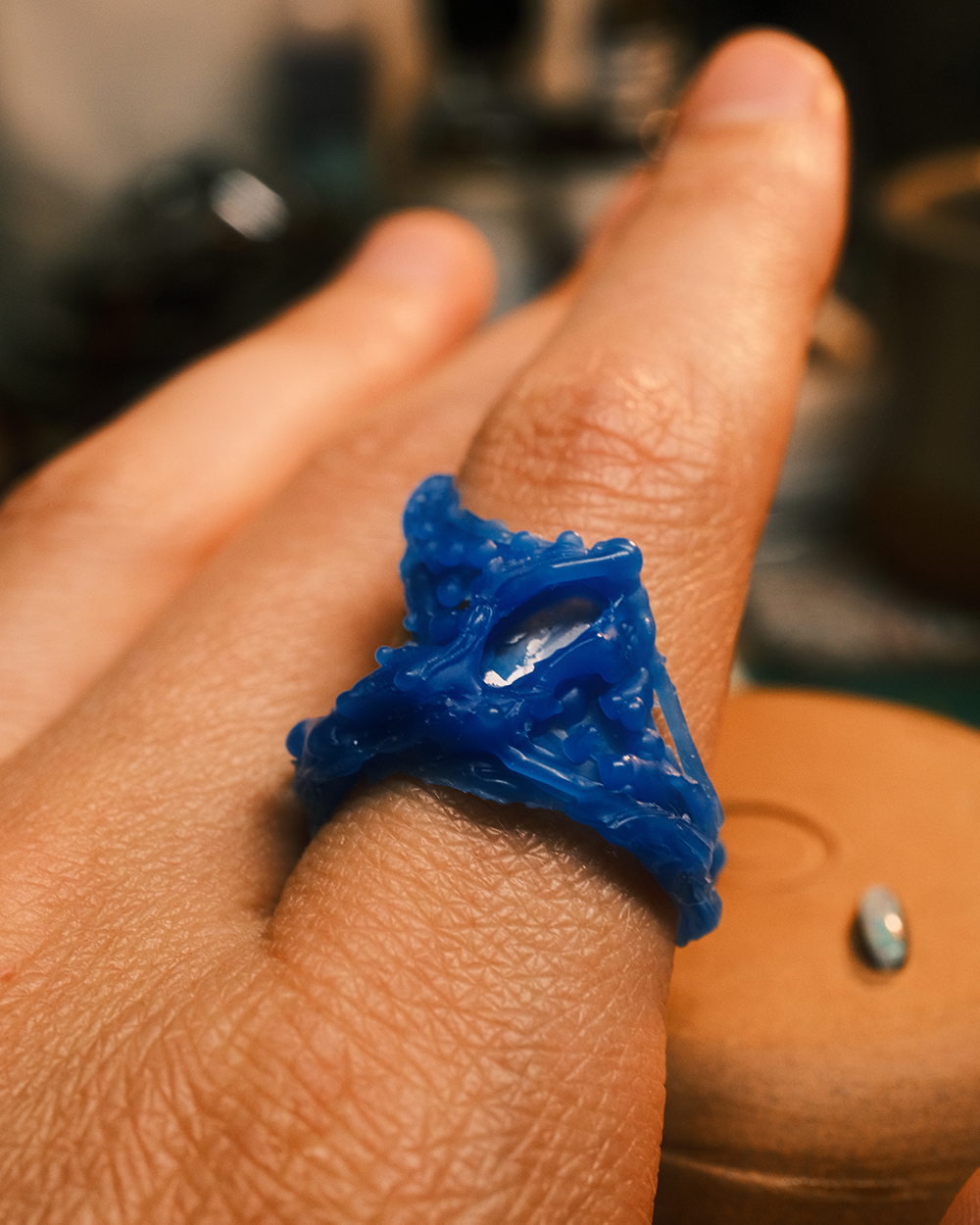 Bague Trésor des courants en cire portée avant sertissage de l’opale