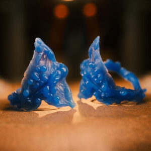 Paire de boucles d’oreilles Lien d’âme sculptées en cire bleue