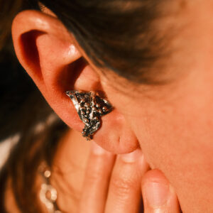 Ear cuff en argent La Solitaire en forme de raie manta porté à l’oreille